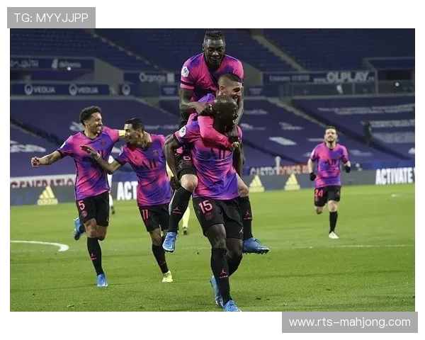 “朗斯主场迎战摩纳哥,法甲领头羊力争延续十连胜势头”